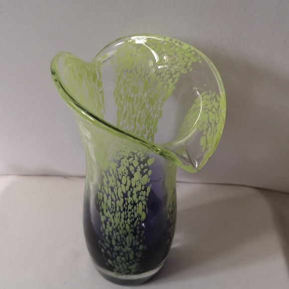 Lovely Green and Purple Mottled Glass Art Tulip Vase, Measures 7.5" Tall - Picture 3 of 4